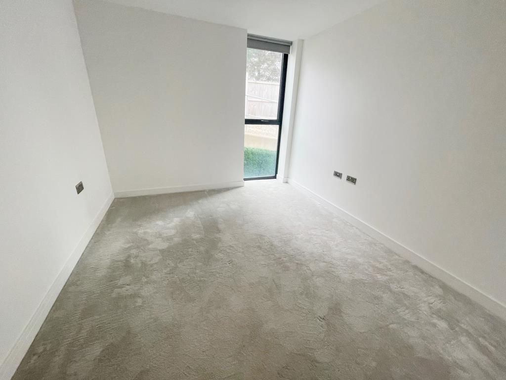 Lot: 16 - TWO-BEDROOM APARTMENT IN MODERN BLOCK WITH SEA VIEWS - Bedroom 2